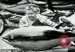 Image femme poisson taxidermiste Avalon California USA, 1930, de la seconde 34 séquences d'archives historiques vidéo 65675035089