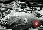 Image femme poisson taxidermiste Avalon California USA, 1930, de la seconde 44 séquences d'archives historiques vidéo 65675035089