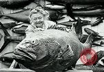 Image femme poisson taxidermiste Avalon California USA, 1930, de la seconde 46 séquences d'archives historiques vidéo 65675035089