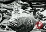 Image femme poisson taxidermiste Avalon California USA, 1930, de la seconde 47 séquences d'archives historiques vidéo 65675035089