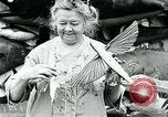 Image femme poisson taxidermiste Avalon California USA, 1930, de la seconde 50 séquences d'archives historiques vidéo 65675035089