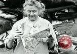 Image femme poisson taxidermiste Avalon California USA, 1930, de la seconde 51 séquences d'archives historiques vidéo 65675035089