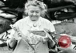 Image femme poisson taxidermiste Avalon California USA, 1930, de la seconde 52 séquences d'archives historiques vidéo 65675035089
