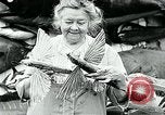 Image femme poisson taxidermiste Avalon California USA, 1930, de la seconde 54 séquences d'archives historiques vidéo 65675035089
