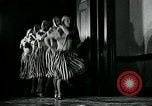 Image Collège de garçons habillés en filles New York City USA, 1930, de la seconde 29 séquences d'archives historiques vidéo 65675035092