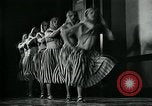 Image Collège de garçons habillés en filles New York City USA, 1930, de la seconde 30 séquences d'archives historiques vidéo 65675035092