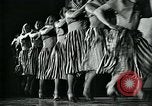 Image Collège de garçons habillés en filles New York City USA, 1930, de la seconde 31 séquences d'archives historiques vidéo 65675035092
