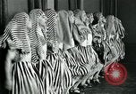 Image Collège de garçons habillés en filles New York City USA, 1930, de la seconde 49 séquences d'archives historiques vidéo 65675035092