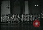Image Collège de garçons habillés en filles New York City USA, 1930, de la seconde 52 séquences d'archives historiques vidéo 65675035092