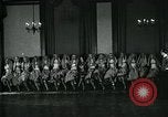 Image Collège de garçons habillés en filles New York City USA, 1930, de la seconde 53 séquences d'archives historiques vidéo 65675035092