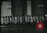 Image Collège de garçons habillés en filles New York City USA, 1930, de la seconde 54 séquences d'archives historiques vidéo 65675035092