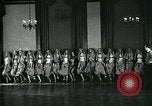 Image Collège de garçons habillés en filles New York City USA, 1930, de la seconde 58 séquences d'archives historiques vidéo 65675035092