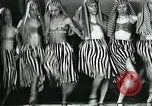 Image Collège de garçons habillés en filles New York City USA, 1930, de la seconde 61 séquences d'archives historiques vidéo 65675035092