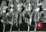 Image Collège de garçons habillés en filles New York City USA, 1930, de la seconde 62 séquences d'archives historiques vidéo 65675035092