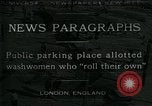 Standbild Frauen Wäsche waschen London England, 1930, aus Sekunde 1 historischem Filmmaterial Videoclip 65675035100