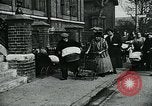 Standbild Frauen Wäsche waschen London England, 1930, aus Sekunde 10 historischem Filmmaterial Videoclip 65675035100