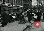 Standbild Frauen Wäsche waschen London England, 1930, aus Sekunde 11 historischem Filmmaterial Videoclip 65675035100