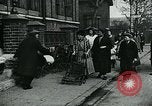 Standbild Frauen Wäsche waschen London England, 1930, aus Sekunde 12 historischem Filmmaterial Videoclip 65675035100