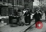 Standbild Frauen Wäsche waschen London England, 1930, aus Sekunde 13 historischem Filmmaterial Videoclip 65675035100