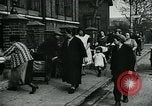 Standbild Frauen Wäsche waschen London England, 1930, aus Sekunde 14 historischem Filmmaterial Videoclip 65675035100
