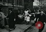 Standbild Frauen Wäsche waschen London England, 1930, aus Sekunde 15 historischem Filmmaterial Videoclip 65675035100