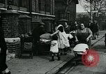 Standbild Frauen Wäsche waschen London England, 1930, aus Sekunde 16 historischem Filmmaterial Videoclip 65675035100