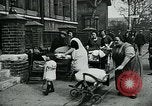 Standbild Frauen Wäsche waschen London England, 1930, aus Sekunde 17 historischem Filmmaterial Videoclip 65675035100