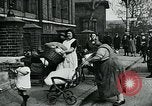 Standbild Frauen Wäsche waschen London England, 1930, aus Sekunde 18 historischem Filmmaterial Videoclip 65675035100