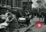 Standbild Frauen Wäsche waschen London England, 1930, aus Sekunde 19 historischem Filmmaterial Videoclip 65675035100