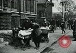 Standbild Frauen Wäsche waschen London England, 1930, aus Sekunde 20 historischem Filmmaterial Videoclip 65675035100