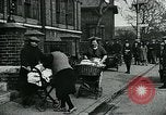 Standbild Frauen Wäsche waschen London England, 1930, aus Sekunde 21 historischem Filmmaterial Videoclip 65675035100