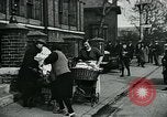 Standbild Frauen Wäsche waschen London England, 1930, aus Sekunde 22 historischem Filmmaterial Videoclip 65675035100