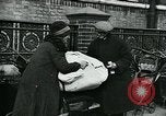 Standbild Frauen Wäsche waschen London England, 1930, aus Sekunde 23 historischem Filmmaterial Videoclip 65675035100