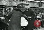 Standbild Frauen Wäsche waschen London England, 1930, aus Sekunde 24 historischem Filmmaterial Videoclip 65675035100