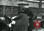 Standbild Frauen Wäsche waschen London England, 1930, aus Sekunde 25 historischem Filmmaterial Videoclip 65675035100