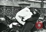 Standbild Frauen Wäsche waschen London England, 1930, aus Sekunde 26 historischem Filmmaterial Videoclip 65675035100