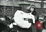 Standbild Frauen Wäsche waschen London England, 1930, aus Sekunde 27 historischem Filmmaterial Videoclip 65675035100