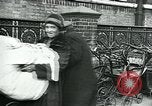 Standbild Frauen Wäsche waschen London England, 1930, aus Sekunde 28 historischem Filmmaterial Videoclip 65675035100