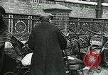 Standbild Frauen Wäsche waschen London England, 1930, aus Sekunde 29 historischem Filmmaterial Videoclip 65675035100