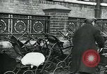 Standbild Frauen Wäsche waschen London England, 1930, aus Sekunde 30 historischem Filmmaterial Videoclip 65675035100
