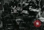 Standbild Frauen Wäsche waschen London England, 1930, aus Sekunde 32 historischem Filmmaterial Videoclip 65675035100