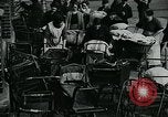 Standbild Frauen Wäsche waschen London England, 1930, aus Sekunde 33 historischem Filmmaterial Videoclip 65675035100