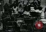 Standbild Frauen Wäsche waschen London England, 1930, aus Sekunde 35 historischem Filmmaterial Videoclip 65675035100