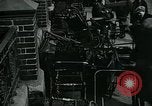 Standbild Frauen Wäsche waschen London England, 1930, aus Sekunde 37 historischem Filmmaterial Videoclip 65675035100
