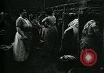 Standbild Frauen Wäsche waschen London England, 1930, aus Sekunde 40 historischem Filmmaterial Videoclip 65675035100