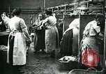 Standbild Frauen Wäsche waschen London England, 1930, aus Sekunde 41 historischem Filmmaterial Videoclip 65675035100