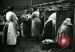 Standbild Frauen Wäsche waschen London England, 1930, aus Sekunde 42 historischem Filmmaterial Videoclip 65675035100