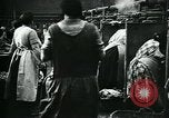 Standbild Frauen Wäsche waschen London England, 1930, aus Sekunde 43 historischem Filmmaterial Videoclip 65675035100