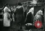 Standbild Frauen Wäsche waschen London England, 1930, aus Sekunde 44 historischem Filmmaterial Videoclip 65675035100