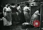 Standbild Frauen Wäsche waschen London England, 1930, aus Sekunde 45 historischem Filmmaterial Videoclip 65675035100